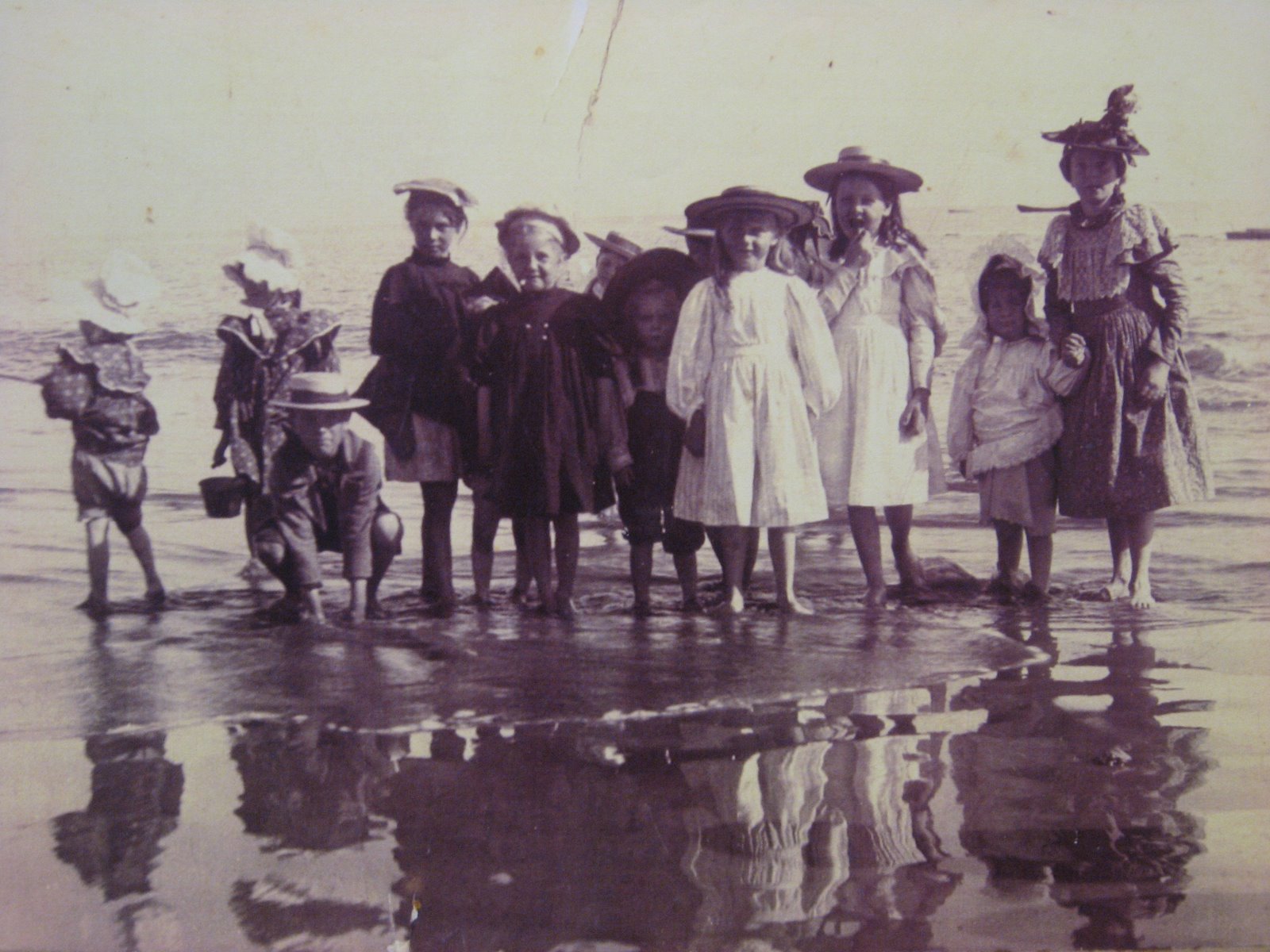 [1912+kids+on+beach.JPG]