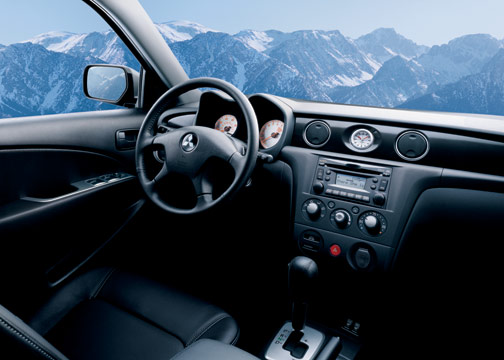 [2006-Mitsubishi-Outlander-interior.jpg]