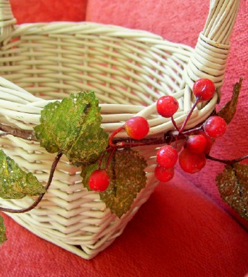 [basket-with-red-berries.jpg]