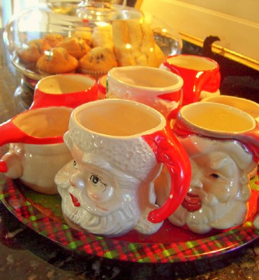 [santa-mugs-on-tray.jpg]