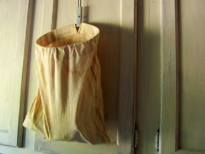 [vintage-clothespin-bag.jpg]