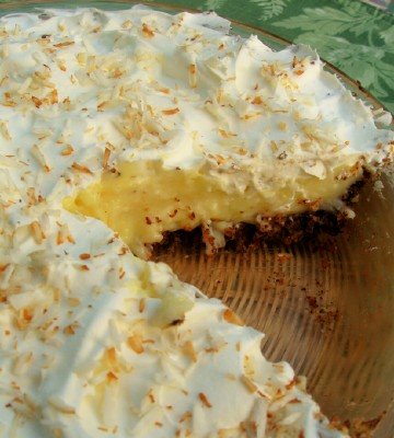 [sugar-free-coconut-cream-pie-with-nut-crust-and-unsweetened-frozen-coconut-flakes.jpg]