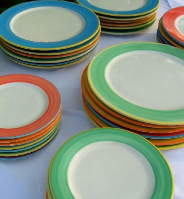 [colorful-plates-place-settings-for-tropical-destination-wedding-decorating.jpg]