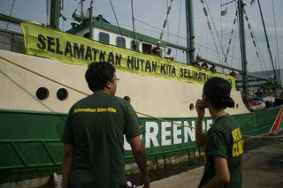 [Kapal+Greenpeace.JPG]