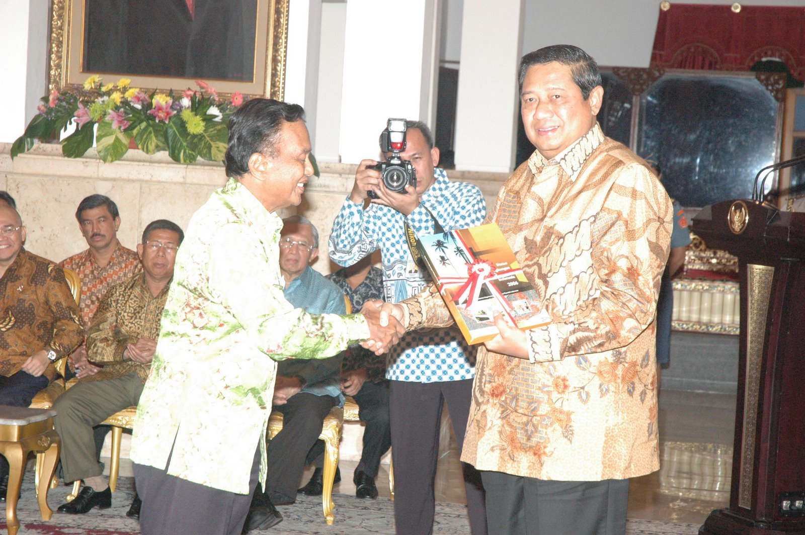 [Buku+SLHI+dipamerkan+oleh+Presiden+SBY+saat+peringatan+hari+lingkungan+hidup++di+Istana+Negara.JPG]