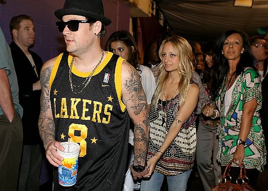 [JoelMadden.pulled+on+his+Kobe+Bryant+jersey+and+grabbed+Nicole's+hand+to+join+the+likes+of+David+Beckham+and+Matt+Damon+at+the+Lakers+game15.06.08(popsugar).JPG]