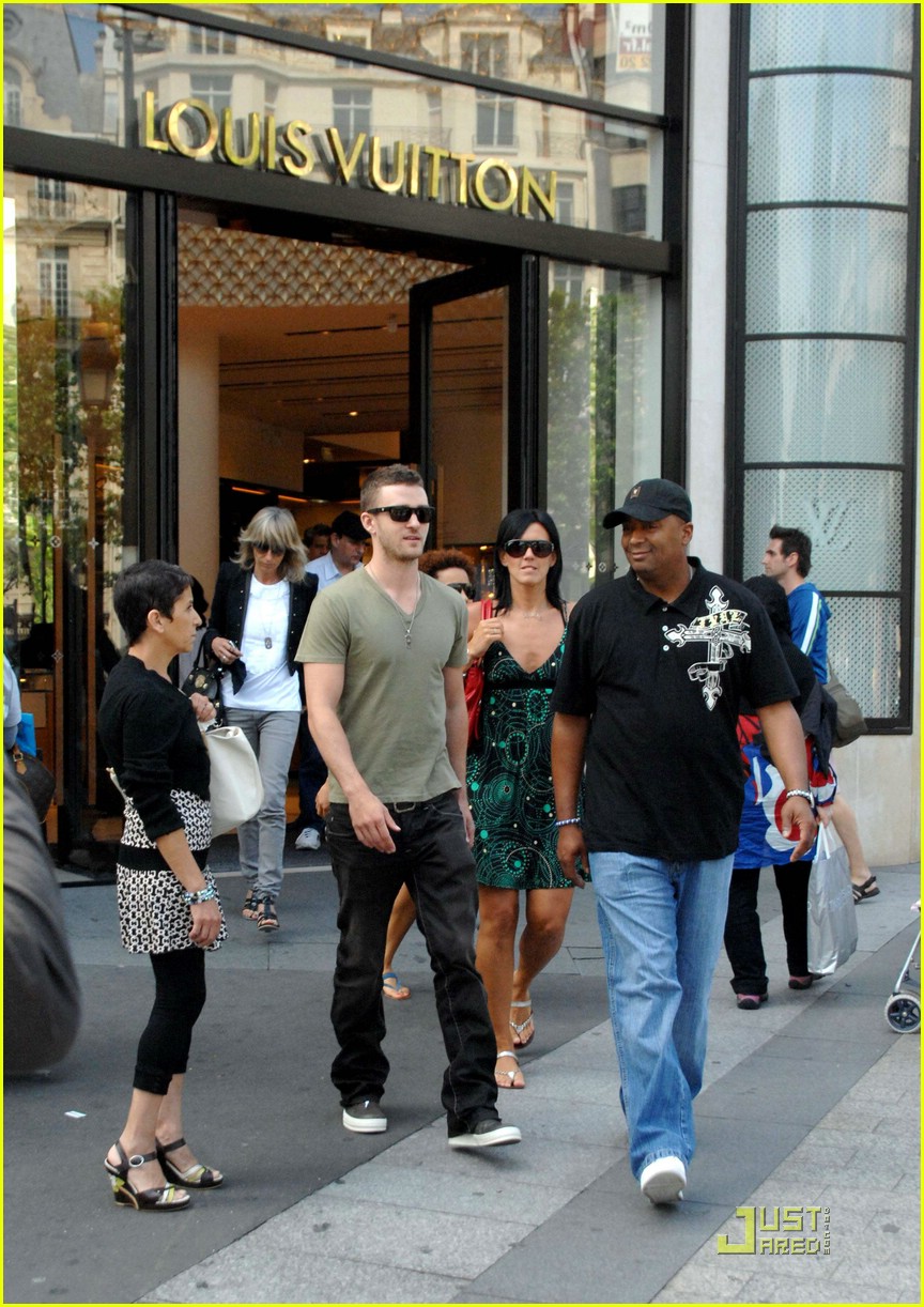 [JustinTimberlake.and+his+manager,+Johnny+Wright,+lunch+in+Paris,+France+and+then+head+to+Louis+Vuitton+and+Givenchy+for+a+bit+of+shopping23.06.08(justjared).JPG]