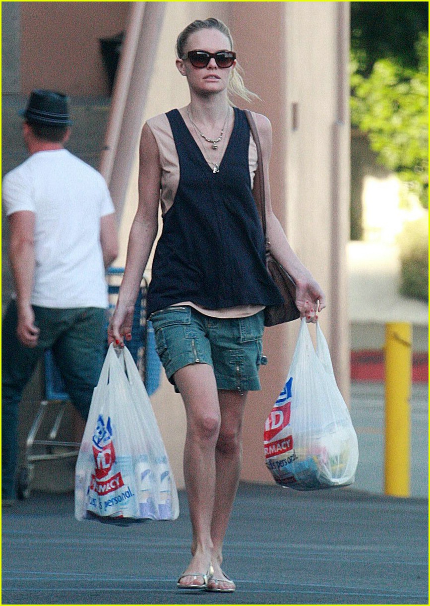 [KateBosworth.carries+two+bags+of+newly+purchased+items+from+Rite+Aid+drug+store+in+Los+Angeles+on02.05.08(justjared).jpg]