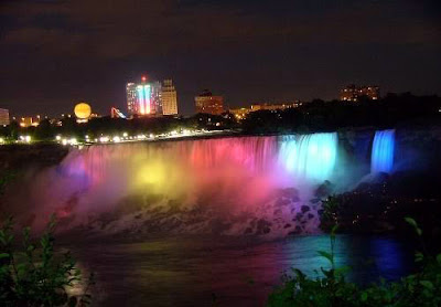  صـــور شلالات ملونـــه *_^ Beautiful+Niagara+Falls+at+Night5