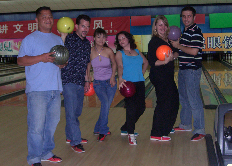 [SM+070803-+Bowling+at+Gongti+100-+Silly+Group+Picture.jpg]