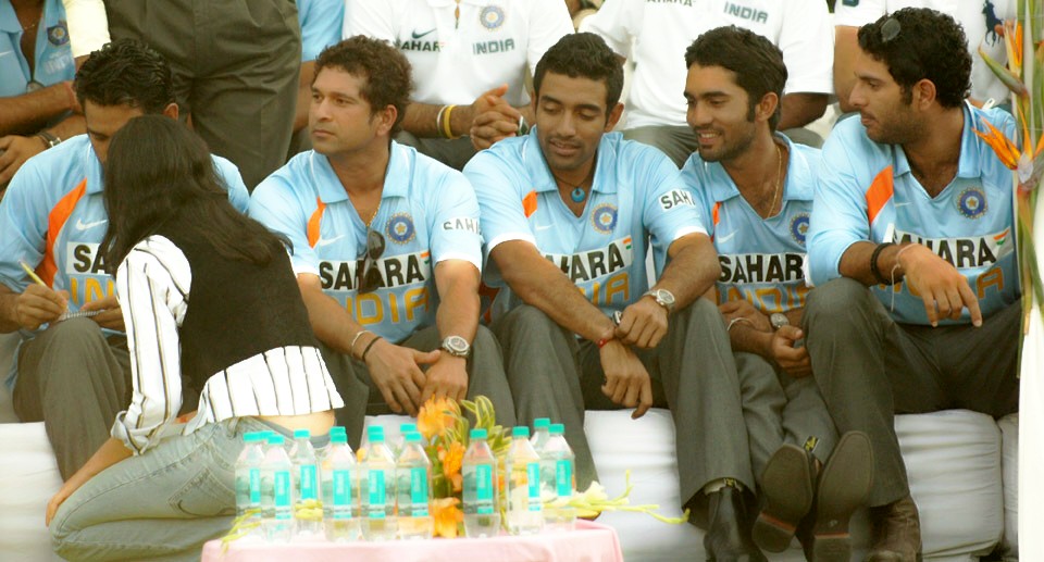 [Indian+Cricketers+&+Fans-760664.jpg]