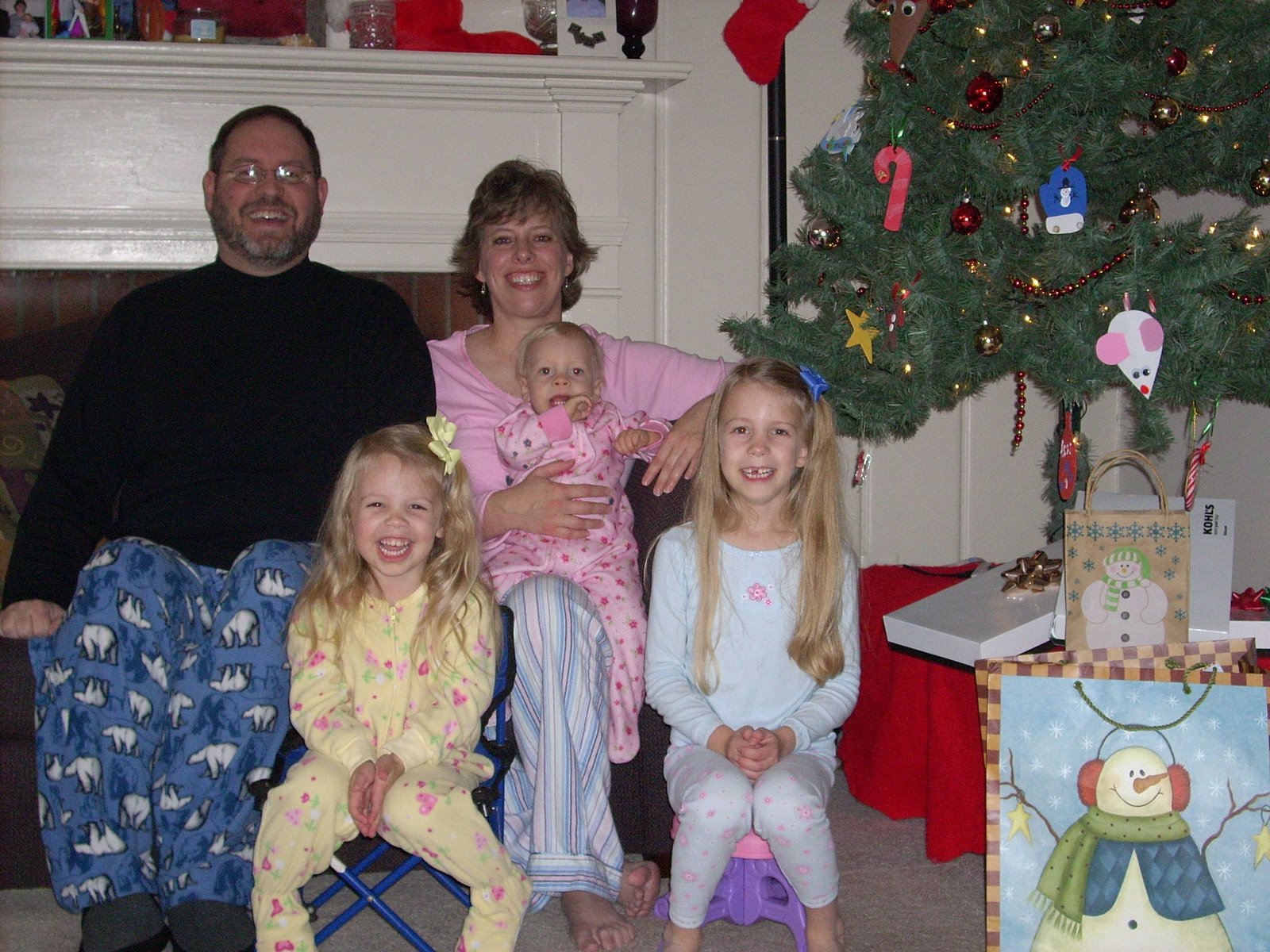 [ChristmasFamilyPicture2007.JPG]
