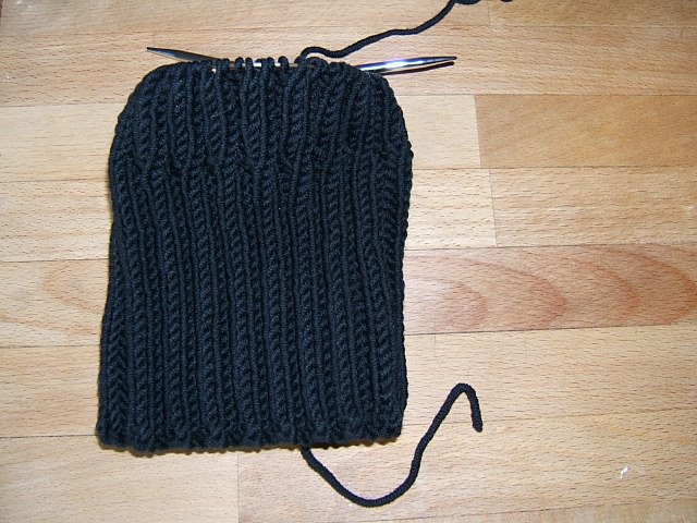 [knitting+in+dark.JPG]