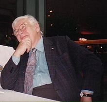 [220px-Peter-Ustinov-at-a-book-signing-in-Brisbane.jpg]