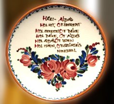 Plato de cerámica con oración en hungaro bendiciendo la casa