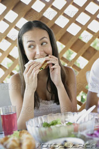 [jovem-mulher-comer-sanduiche-pessoa-sentando-ao-lado-~-PH140_074.jpg]
