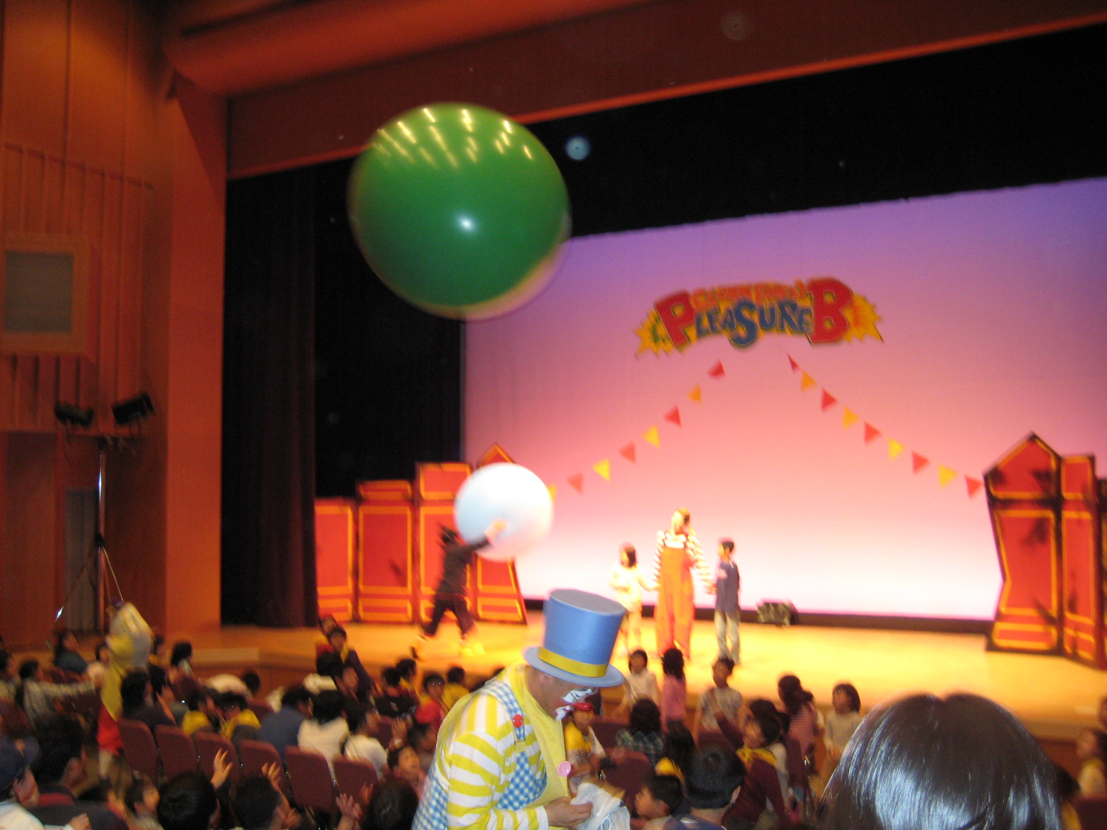 [02+Clown+show+balloons.jpg]