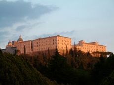 [230px-Monte_Cassino_Opactwo_1.JPG]