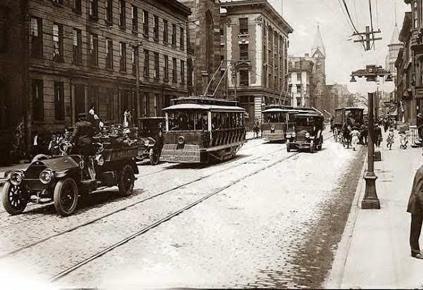 Trolley, (forunner of the city bus), on a Cincinnati, Ohio street, 1913