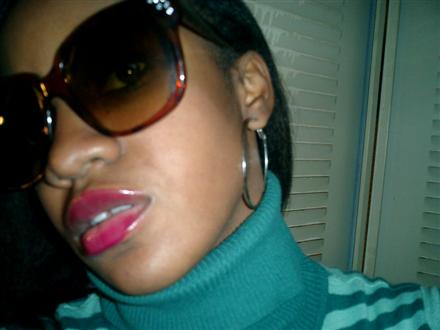 [Doreen+looking+chic+with+glossy+lips+and+big+shades.JPG]
