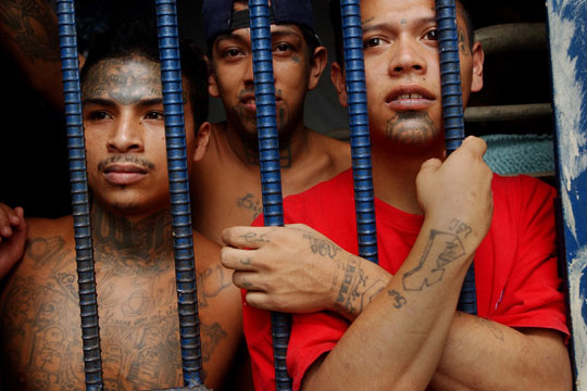 Jóvenes integrantes de una banda de delincuentes, tras las rejas de la cárcel guatemalteca