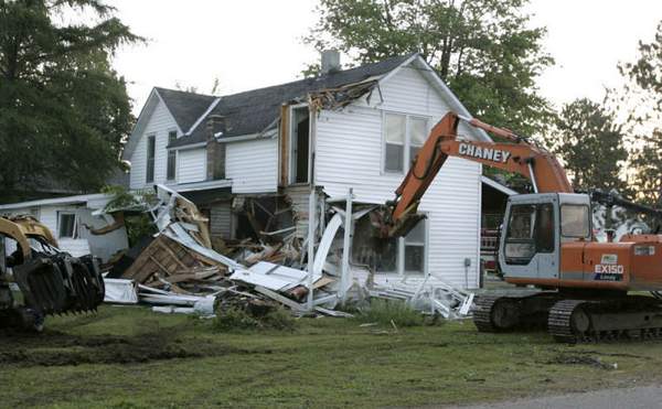 [WI+crandon+house+torn+down+01.jpg]