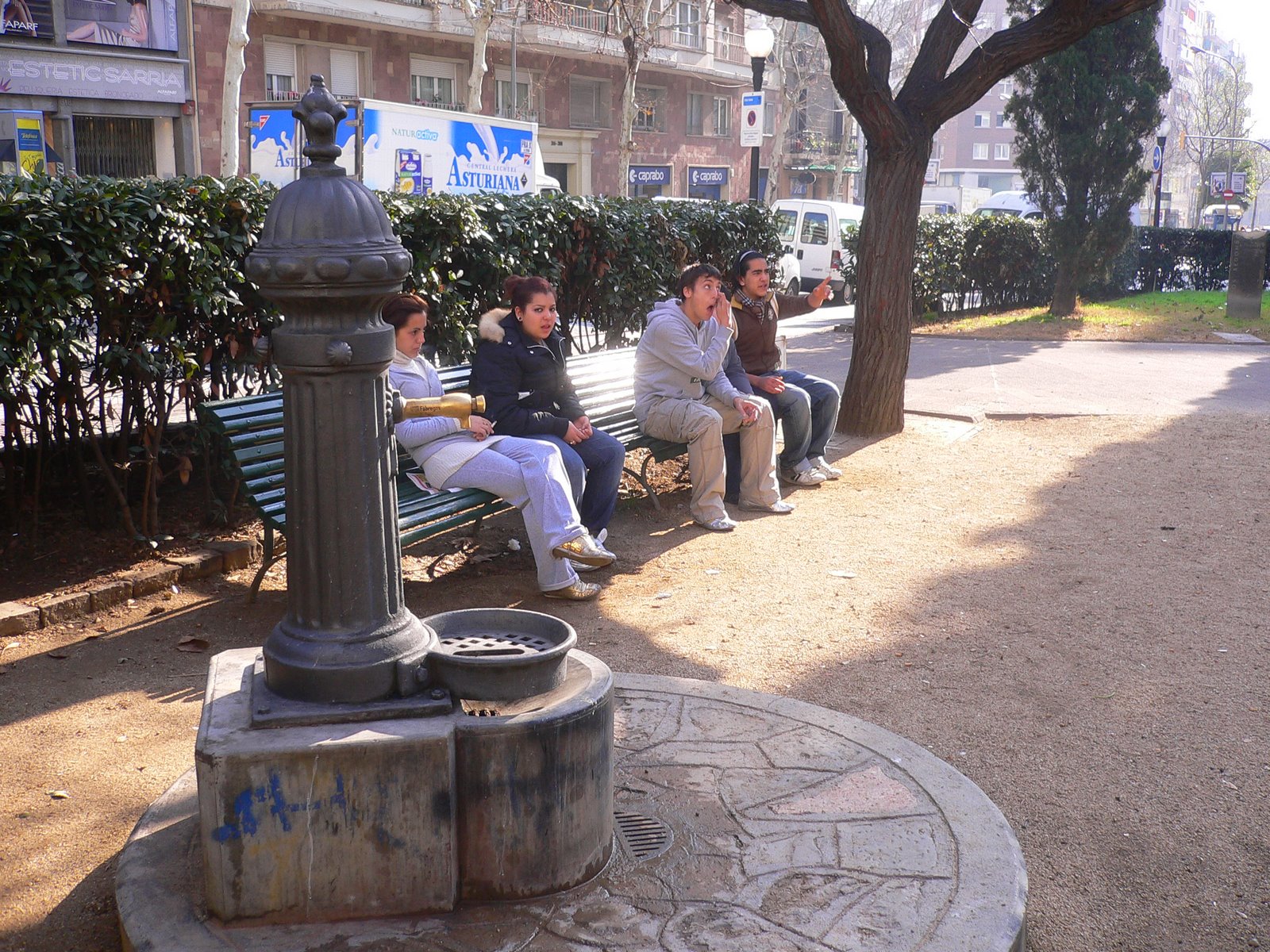 vam esmorzar en la plaça que hi ha davant de la Filmo