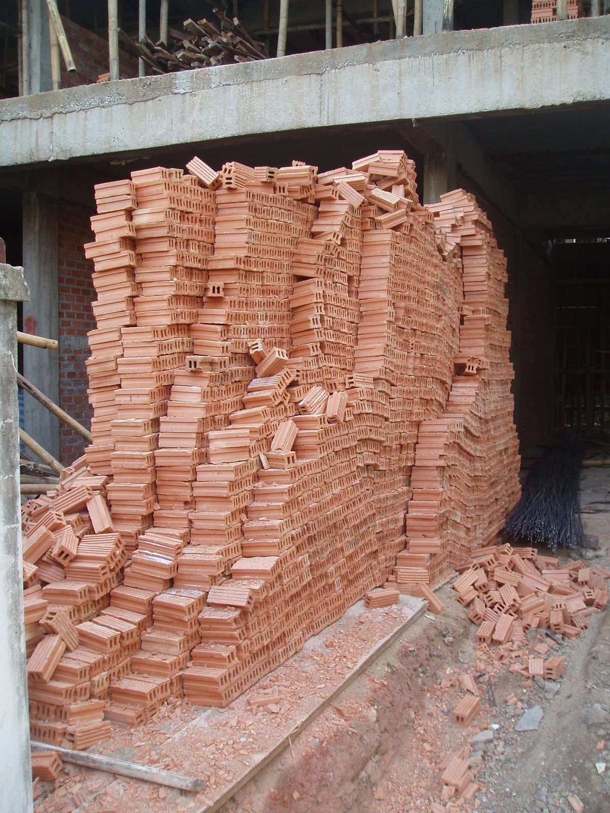 [bricks+chiangmai+building+site.JPG]