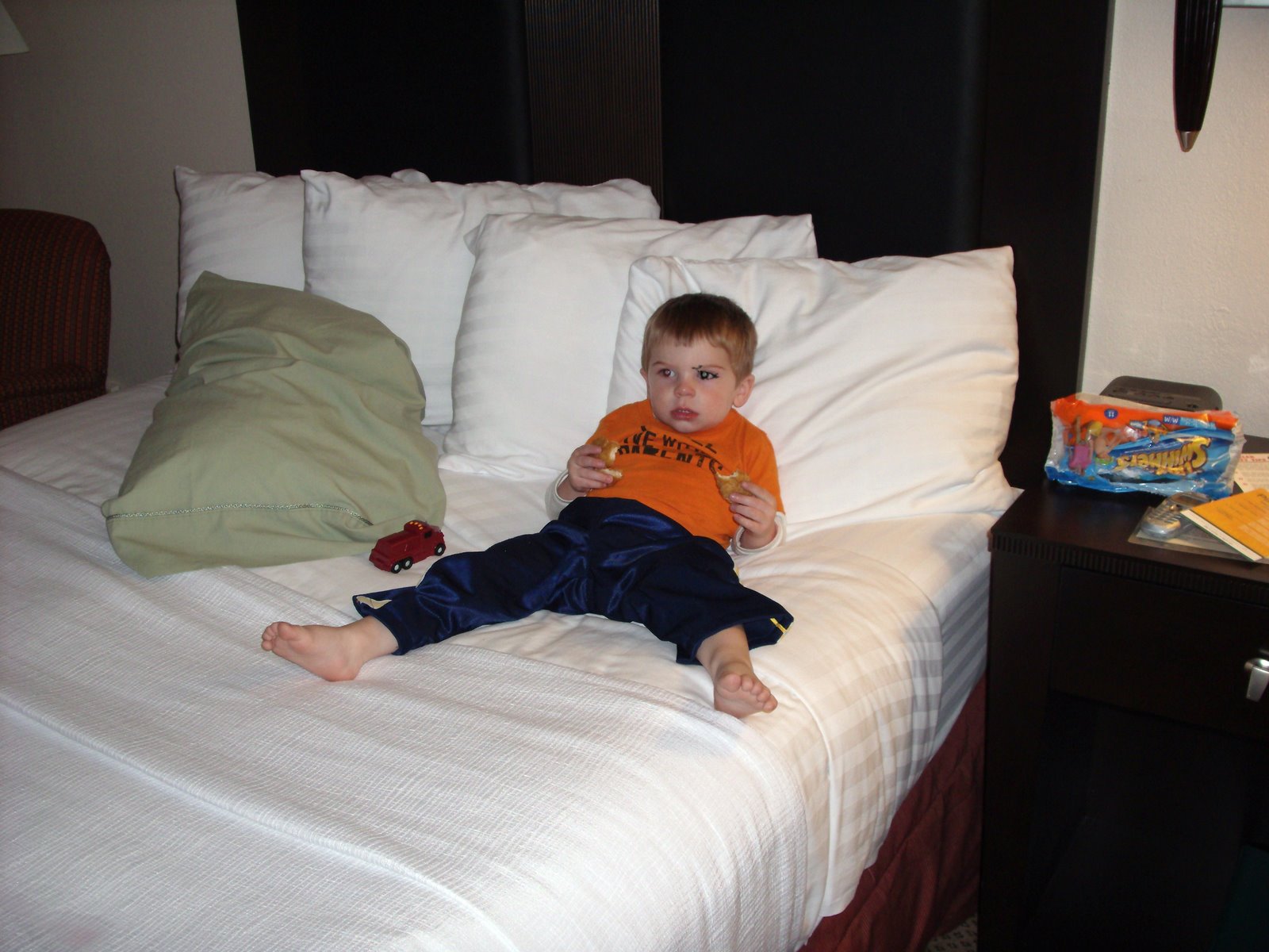 [Carter+lounging+in+hotel.jpg]