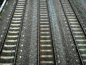 [Three_rail_tracks_350.jpg]
