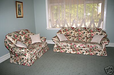 [floral+couch.jpg]