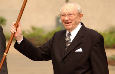[President+Hinckley+with+his+cane+Accra,+Ghana.jpg]