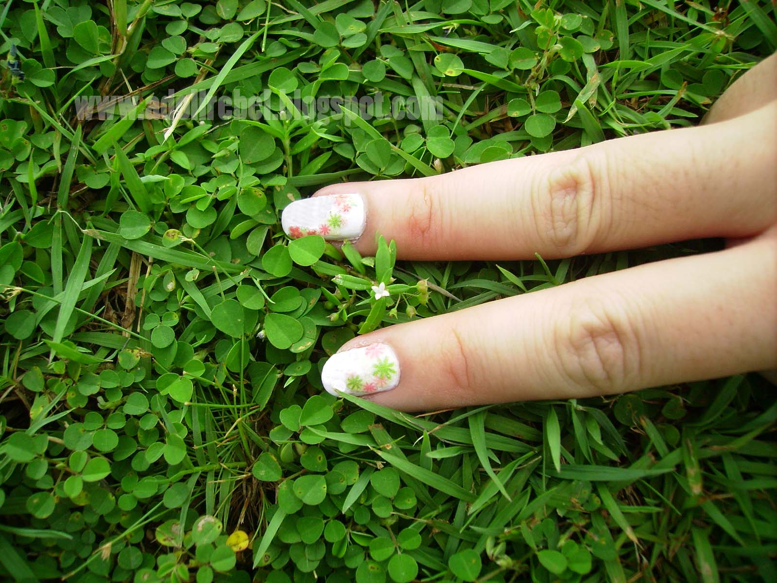 [LilWhiteFlower+Nails.jpg]