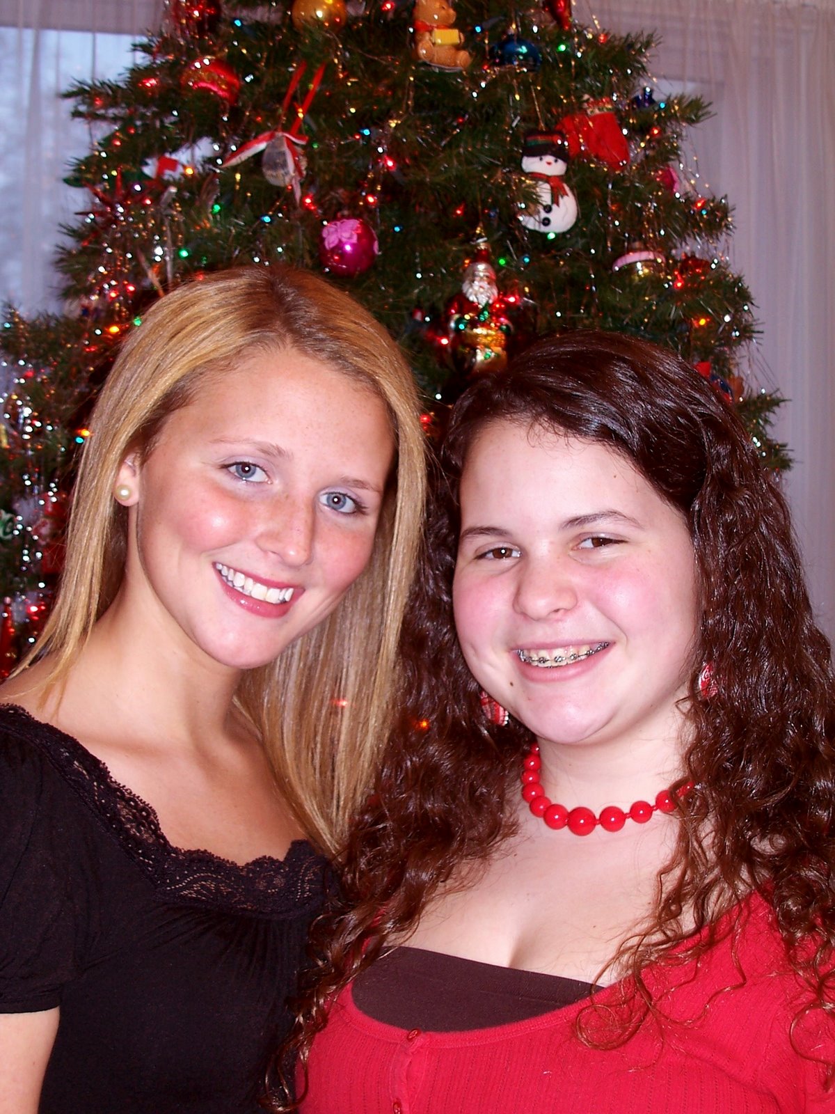 [Andrea+and+Christina+Christmas+2008.JPG]