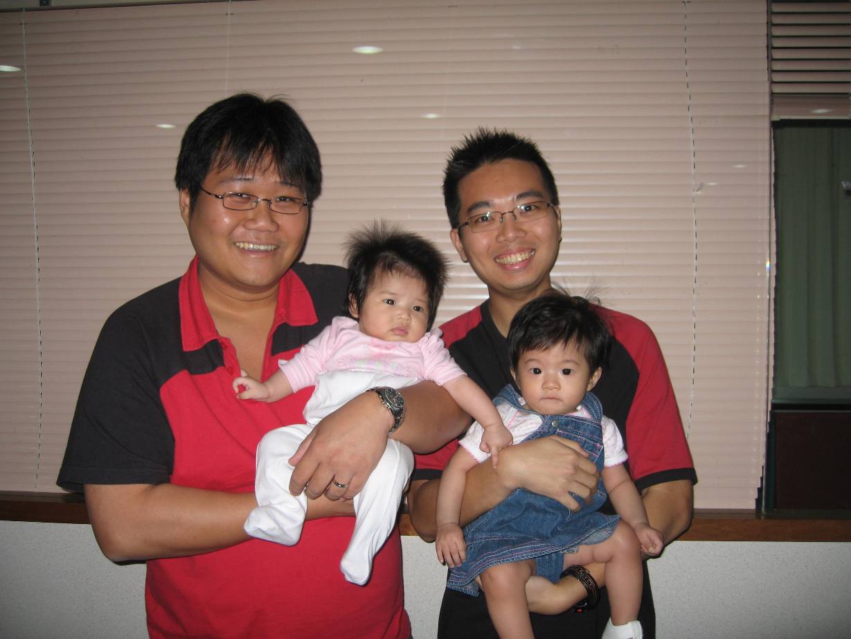 [See+Uncle+Darren+and+Papa+wore+same+colours+shirts.jpg]