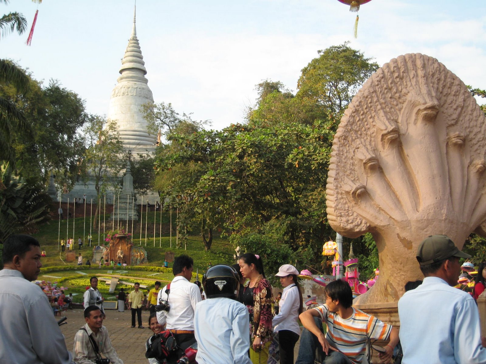[Cambodge+Vietnam+février-mars+2007+072+stupa+fondation+ville.jpg]
