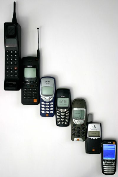 [400px-Mobile_phone_evolution.jpg]