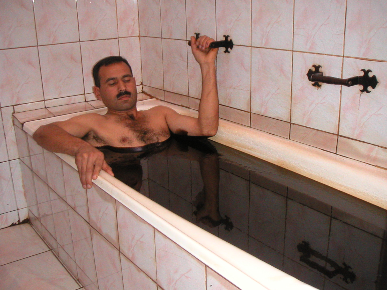[A+bathtub+of+crude+in+Azerbaijan+-+while+it+lasts.jpg]