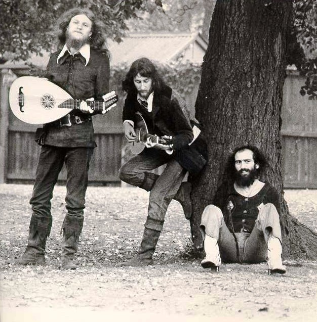 [1972-band_in_the_garden-1a.jpg]