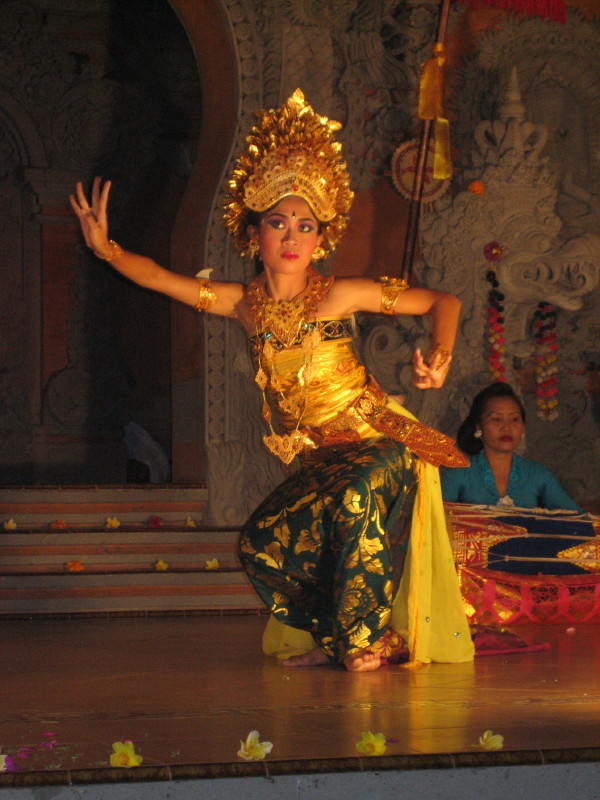 [Balinese+love+dance.JPG]