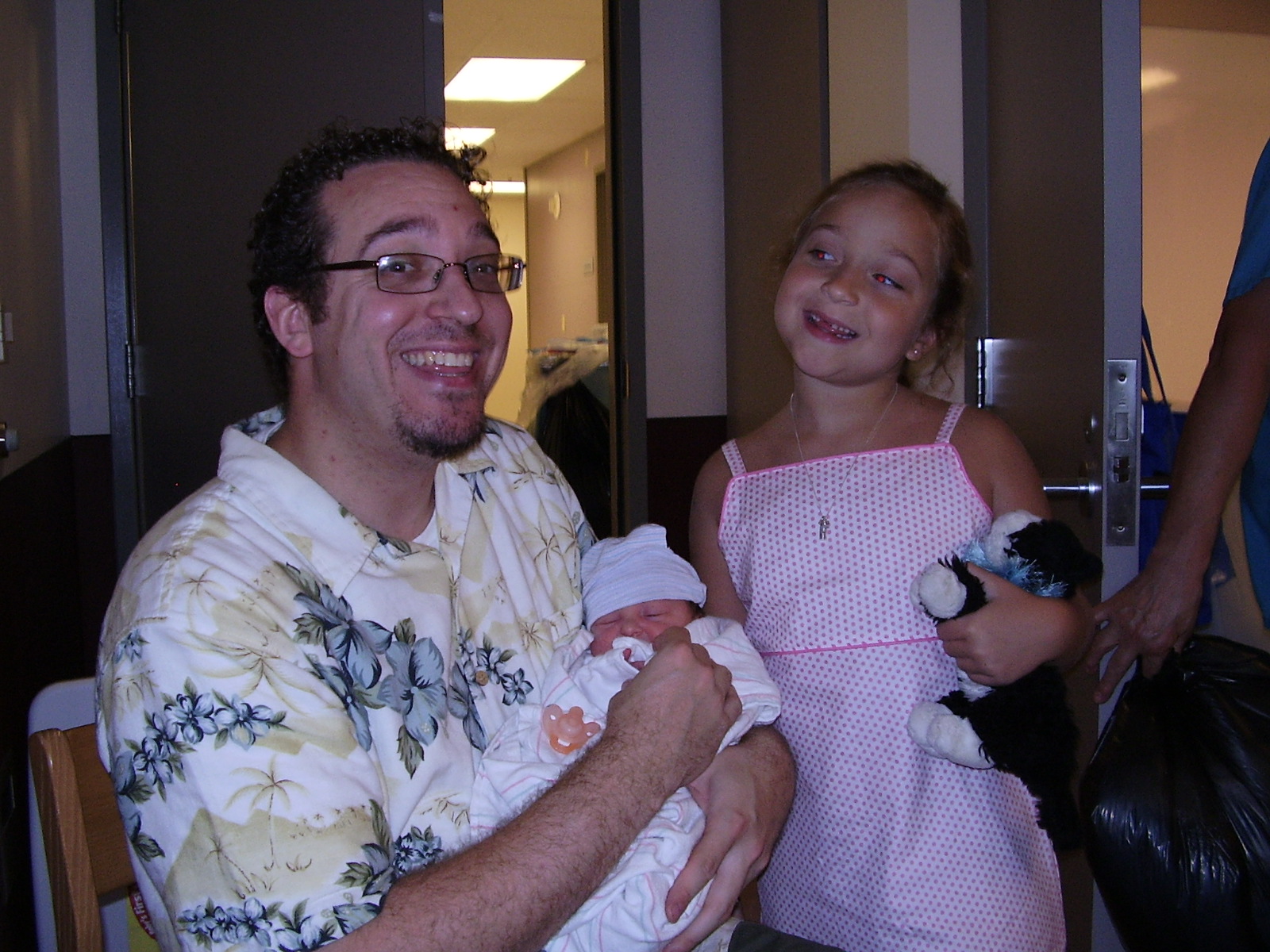 [Daddy,+Sarah,+Ella+in+hospital.jpg]