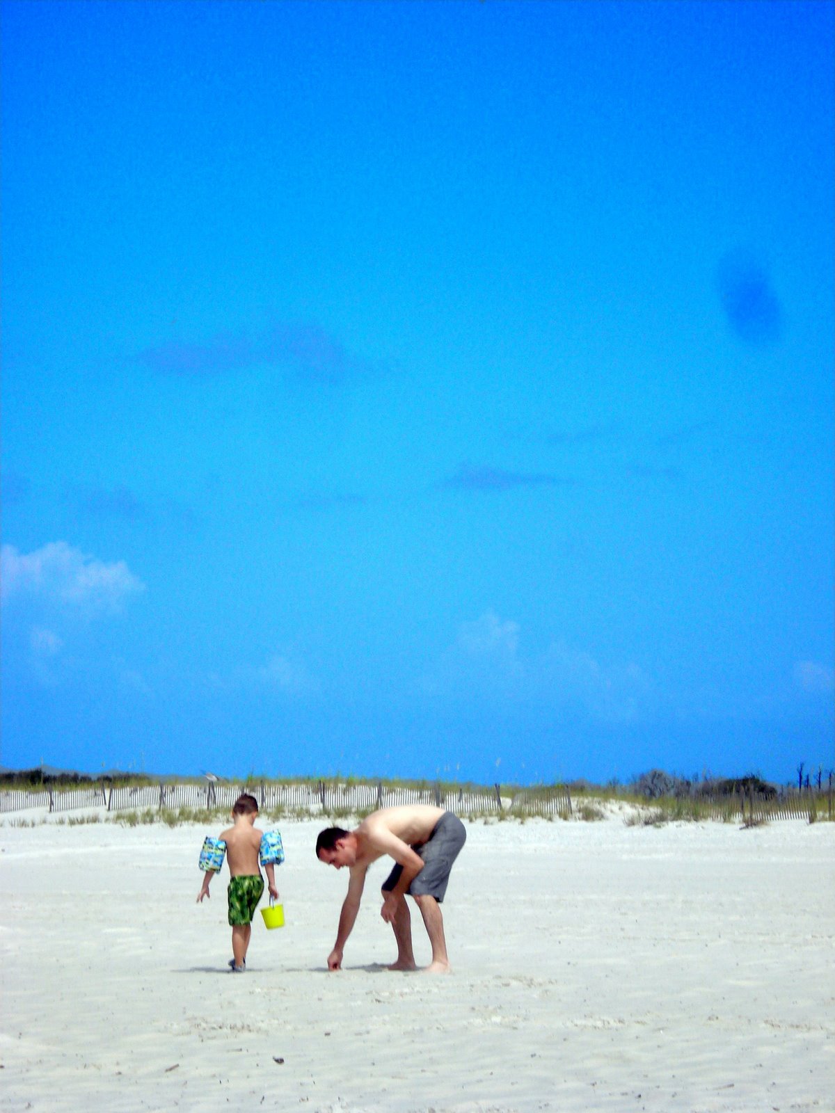 [andy+and+dad+looking+for+shells.jpg]