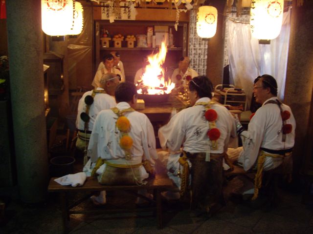 [Osaka+tess+-+shrine+ceremony.jpg]