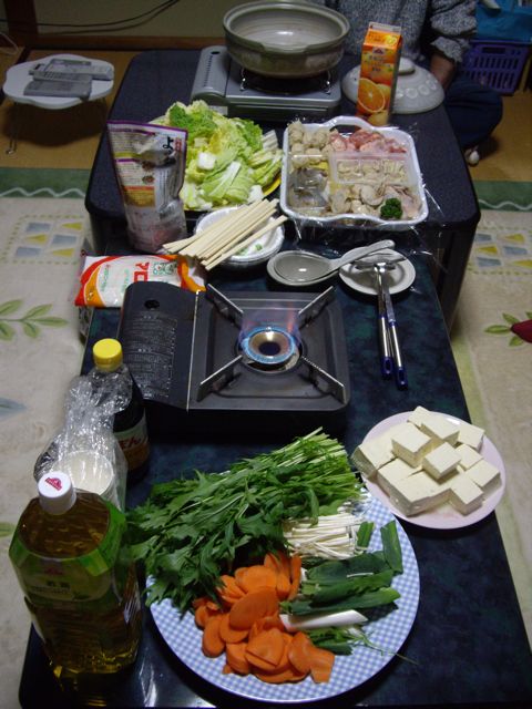 [Nabe+at+Makotos+-+food+table.jpg]