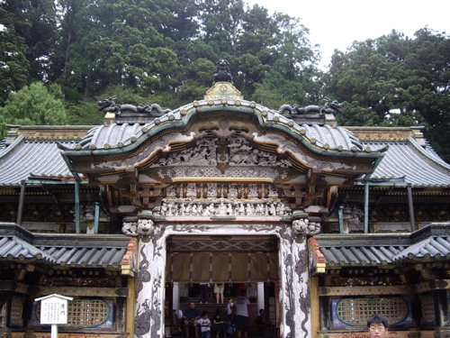 [nikko+-+toshyogu+temple+gate.jpg]