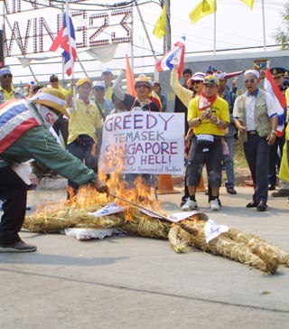 [thaiprotestontemasek.jpg]