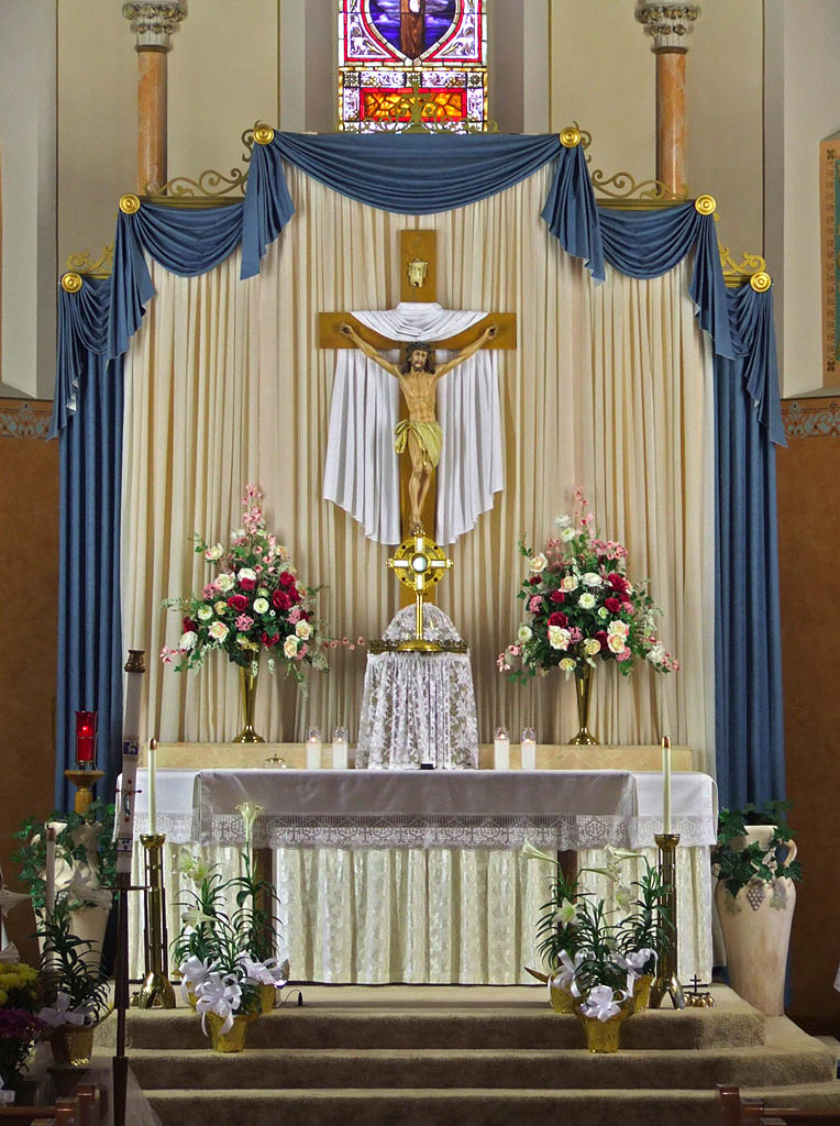[Immaculate+Conception+Roman+Catholic+Church,+in+Maryknoll,+Missouri,+USA+-+altar.jpg]