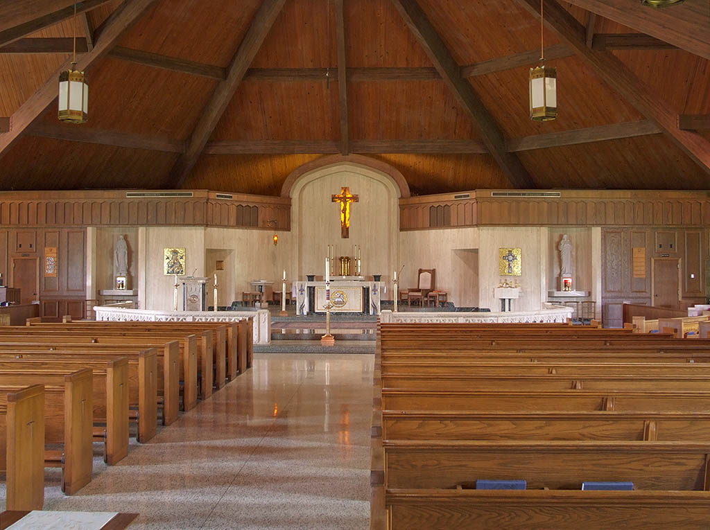 [Sainte+Genevieve+du+Bois+Roman+Catholic+Church,+in+Warson+Woods,+Missouri,+USA+-+nave.jpg]