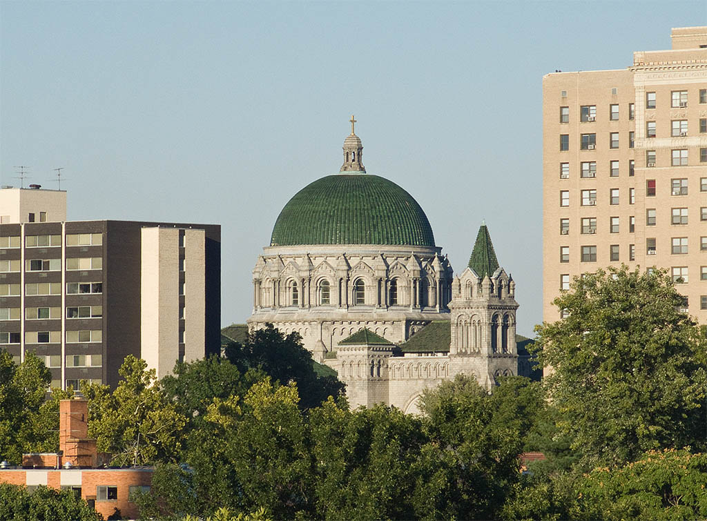 [Cathedral+Basilica+of+Saint+Louis,+in+Saint+Louis,+Missouri,+USA+-+exterior+from+a+distance.jpg]