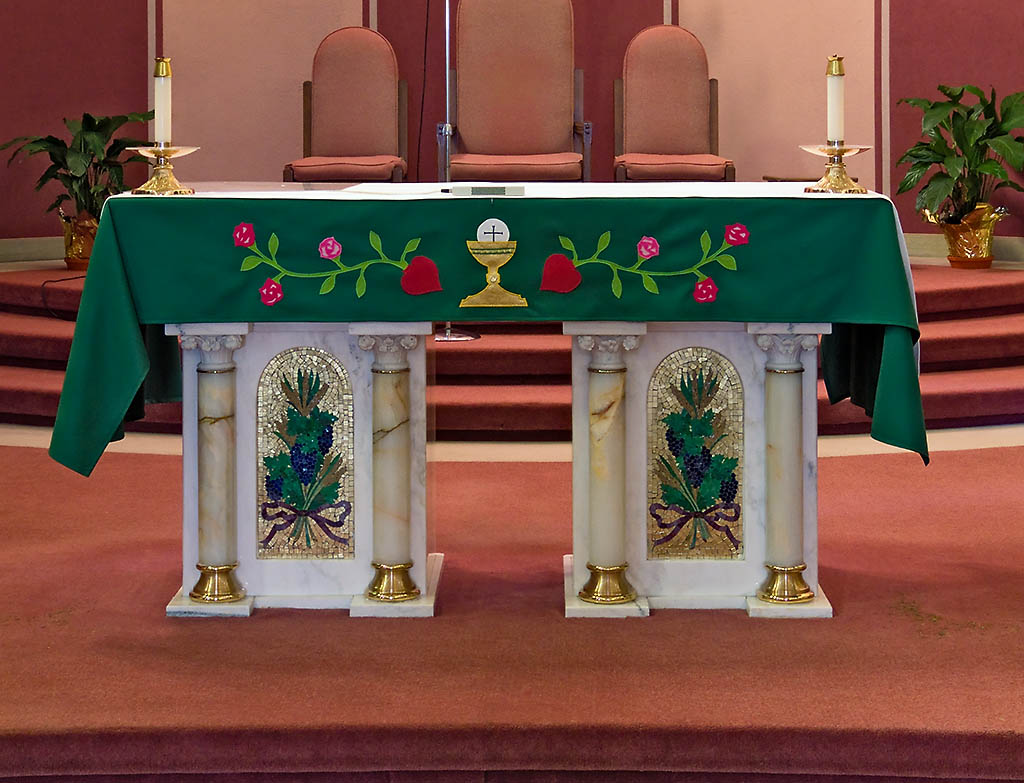 [Sacred+Heart+Roman+Catholic+Church,+in+Crystal+City,+Missouri,+USA+-+altar.jpg]